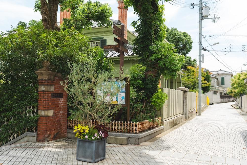 神戸市中央区北野町の賃貸物件/異人館が並ぶ北野の街並み。奥に小さく見えているのが本物件。