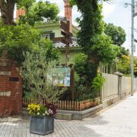 神戸市中央区北野町の賃貸物件/異人館が並ぶ北野の街並み。奥に小さく見えているのが本物件。