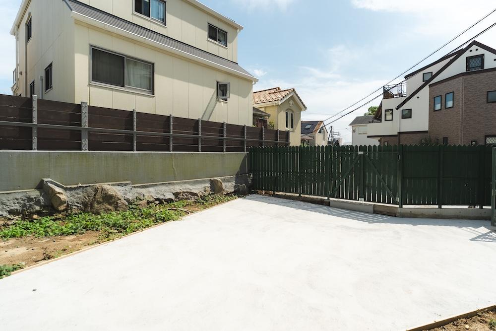 神戸市中央区北野町の賃貸物件/植栽工事はこれから。庭にテラス席を設けることも可能です。