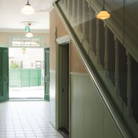 神戸市中央区北野町の賃貸物件/テナントは1階のみですが、2階も気になるガラス張りの階段