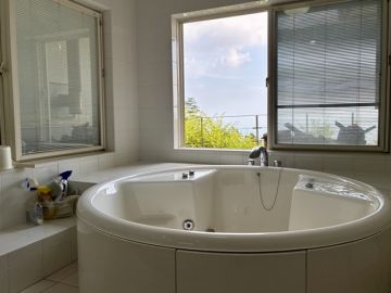 神戸市灘区六甲山町の売買物件/海を眺める美人さん。