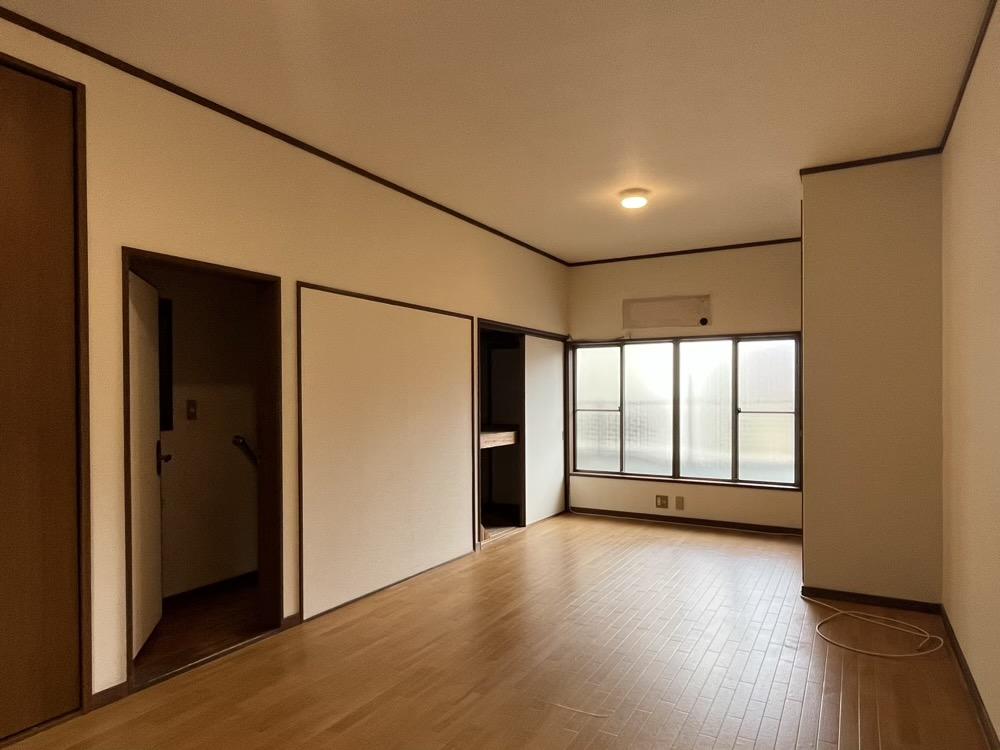 神戸市灘区寺口町の売買物件/2階はシンプルな空間。このままでも、こだわっても。