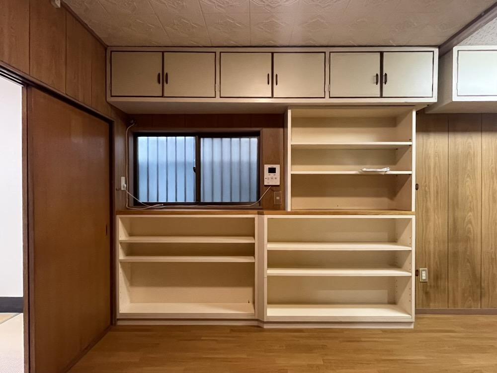 神戸市灘区寺口町の売買物件/リビングに備え付けの大きな棚。