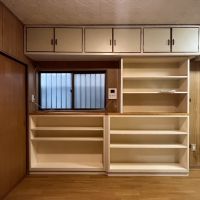 神戸市灘区寺口町の売買物件/リビングに備え付けの大きな棚。