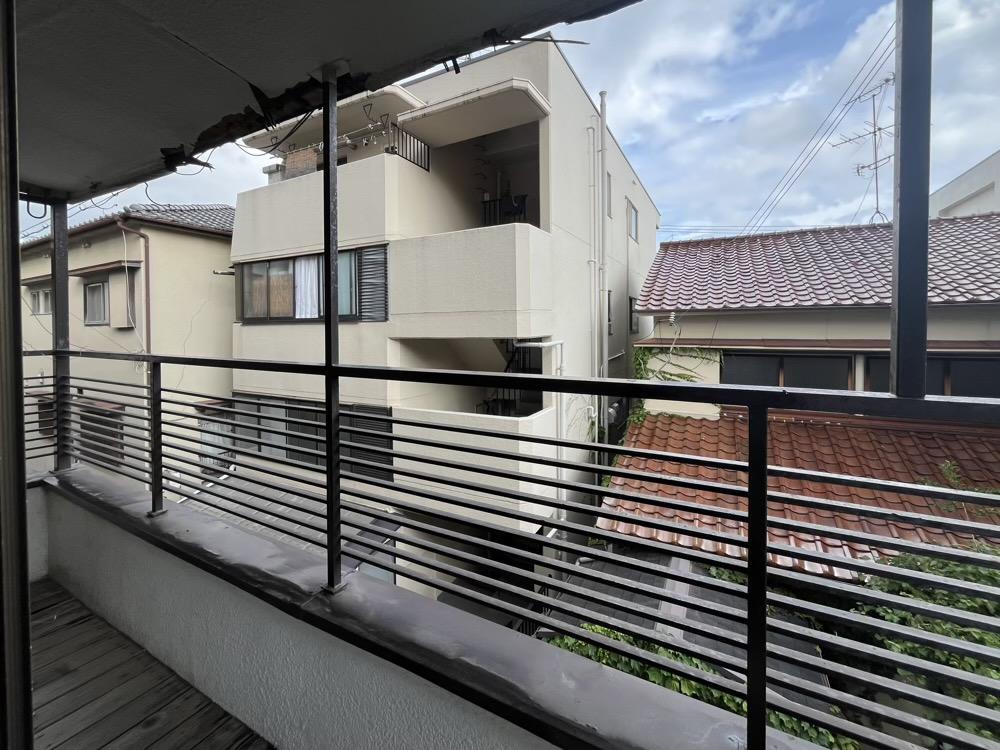 神戸市灘区寺口町の売買物件/南側ベランダ。見晴らしはよくないけど、落ち着いた風景が個人的に好きです。