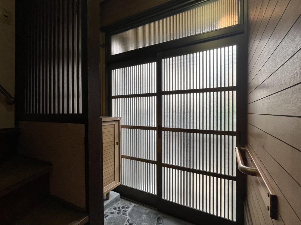 神戸市灘区寺口町の売買物件/懐かしさを感じる引き戸の玄関。