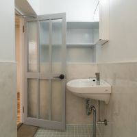 神戸市東灘区森北町の賃貸物件/洗面はシンプルでありながら、壁のニッチも便利