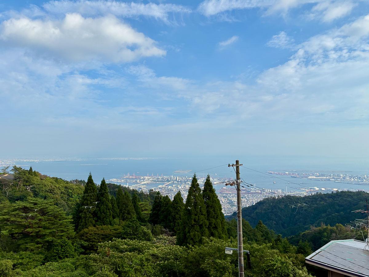 神戸市灘区六甲山町西谷山の売買物件/ベランダから海を眺めて