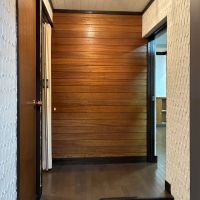 神戸市灘区六甲山町西谷山の売買物件/玄関の照明の光の陰影がウロコ壁に映って