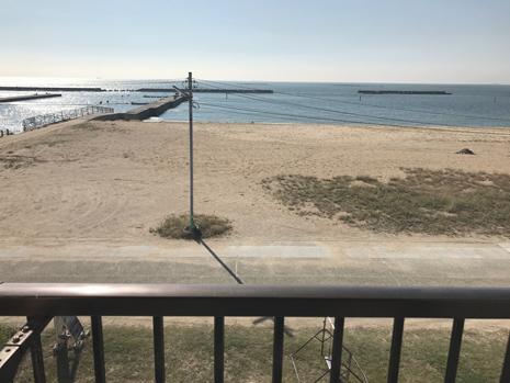 神戸市須磨区須磨浦通の賃貸物件/2階の窓辺から。須磨ビーチの真ん前