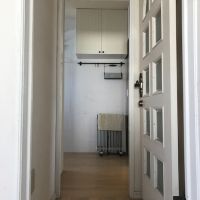 神戸市須磨区須磨浦通の賃貸物件/洗面へ。扉や金物がレトロで可愛い