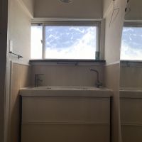 神戸市須磨区須磨浦通の賃貸物件/洗面台。窓があって気持ちいい