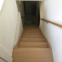 神戸市須磨区須磨浦通の賃貸物件/玄関から2階への階段は少々狭いので注意