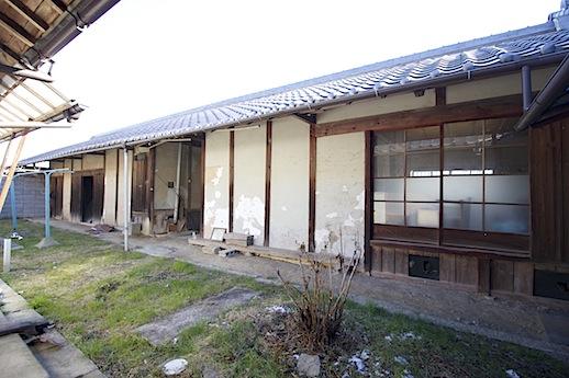 中庭を挟んで納屋
