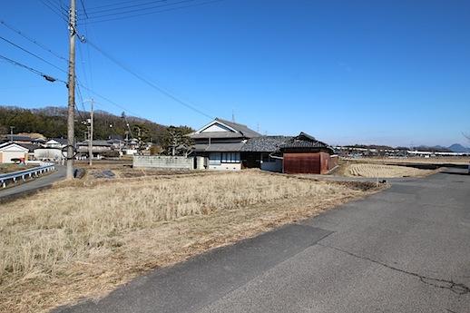 農地の真ん中にポツンと