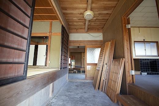 玄関入ると土間が続く