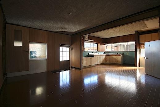 奥のキッチン側。現実的にリフォームされてます