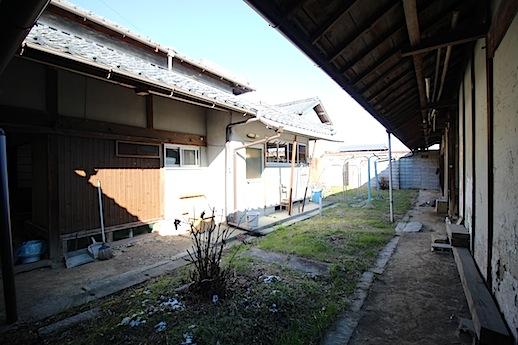 北東側の中庭はイベントにも使えそうな広さ