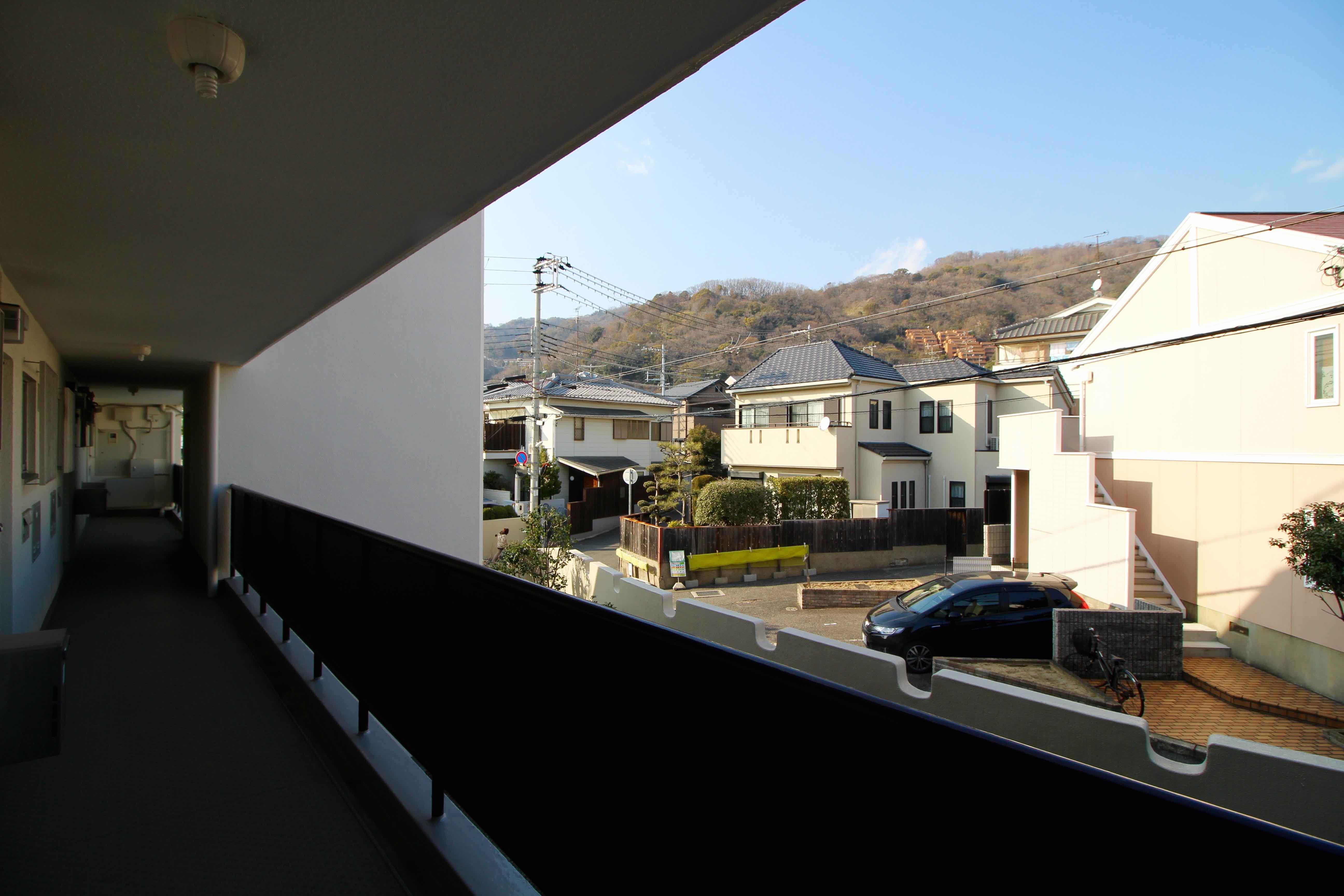 共用廊下から山を望む