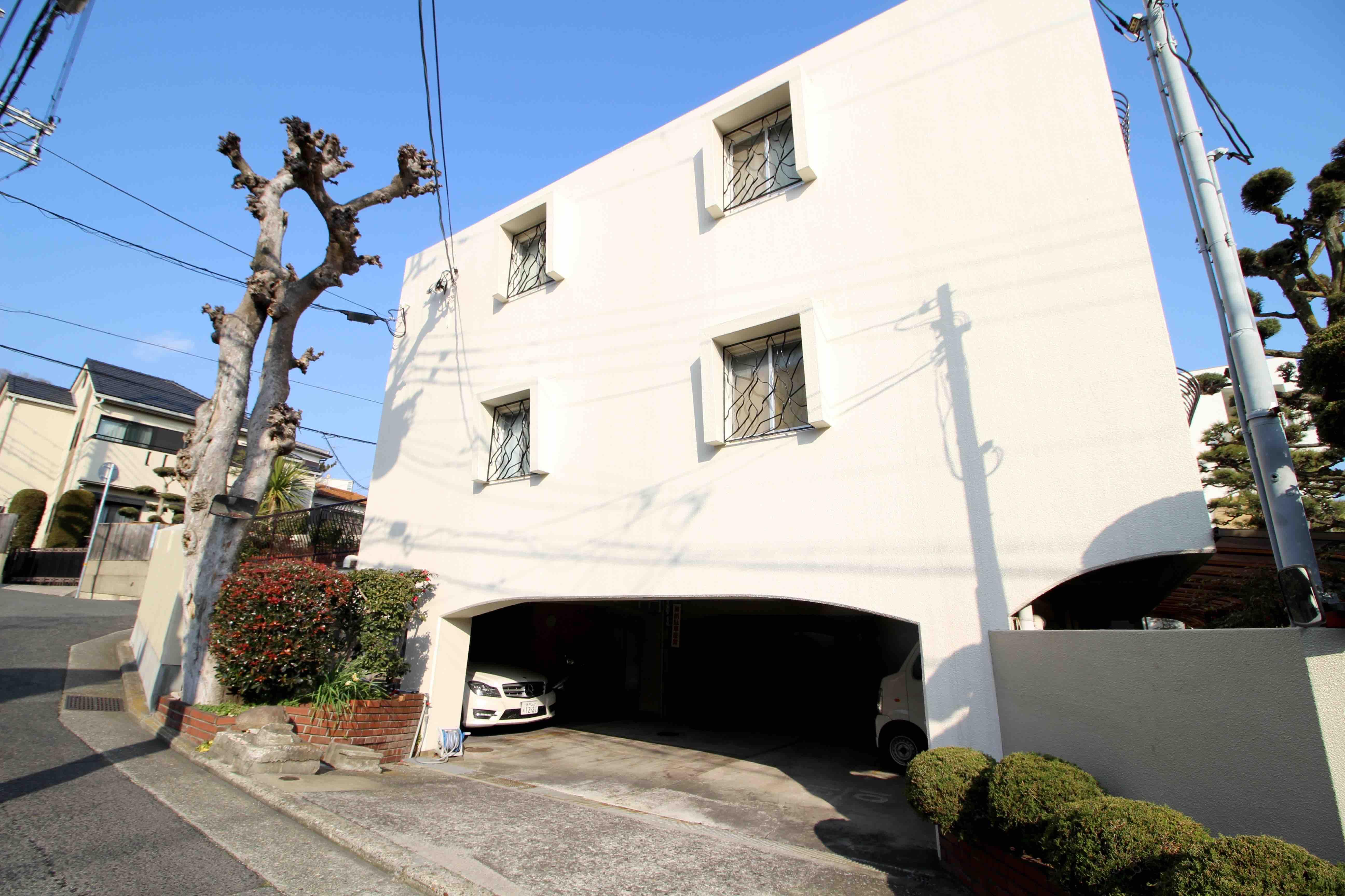 駐車場はこちら。洗練された雰囲気の装飾的な格子が粋。
