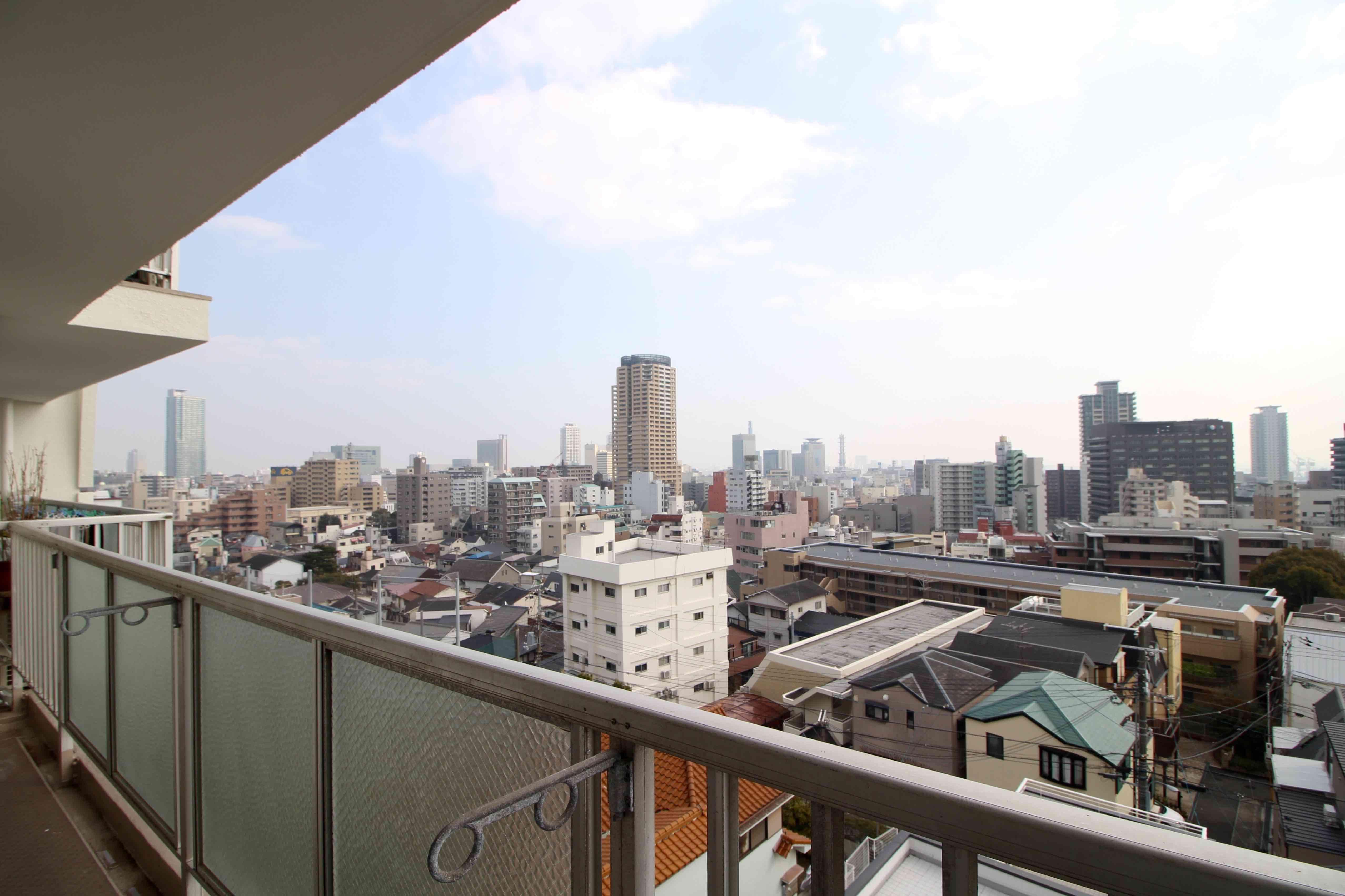 東に三宮の市街地を望む