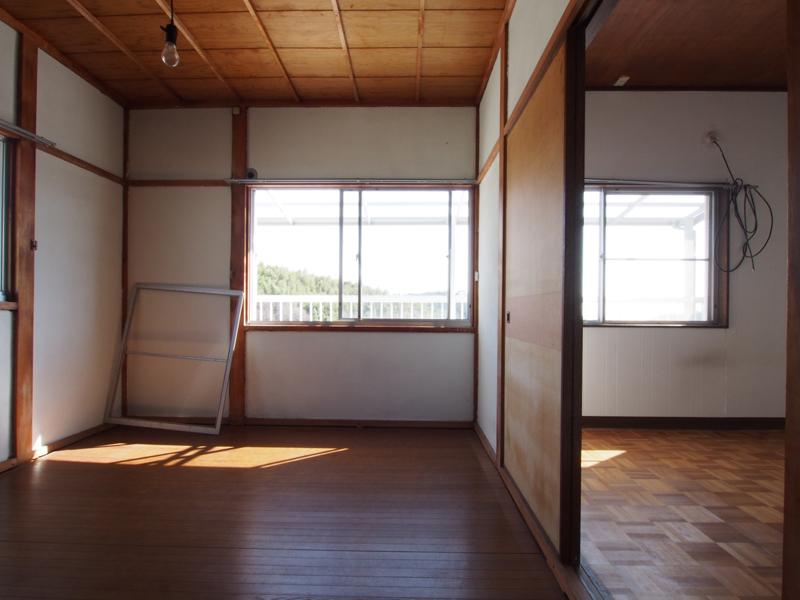 神戸市垂水区塩屋台の売買物件/パーケットフローリングに木天井。未改装のままでも魅力的な、2階洋室と和室。