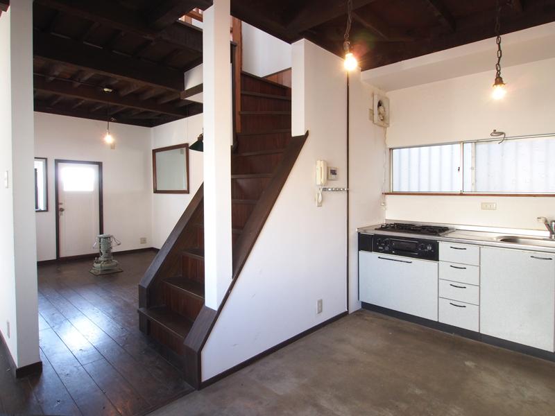 神戸市垂水区塩屋台の売買物件/１階キッチンと階段