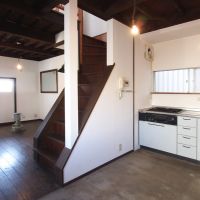 神戸市垂水区塩屋台の売買物件/１階キッチンと階段