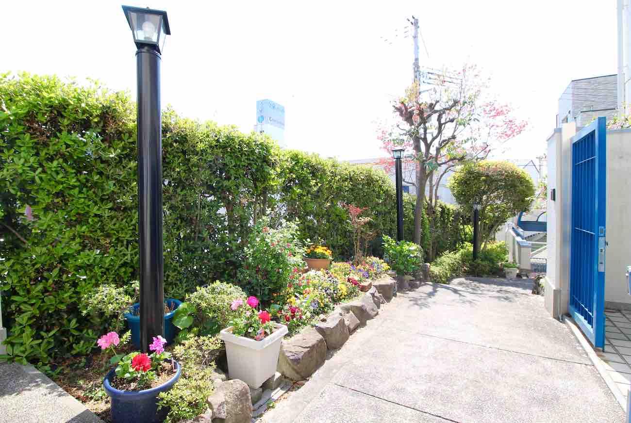 神戸市中央区山本通の賃貸物件/緑と花に彩られたアプローチ