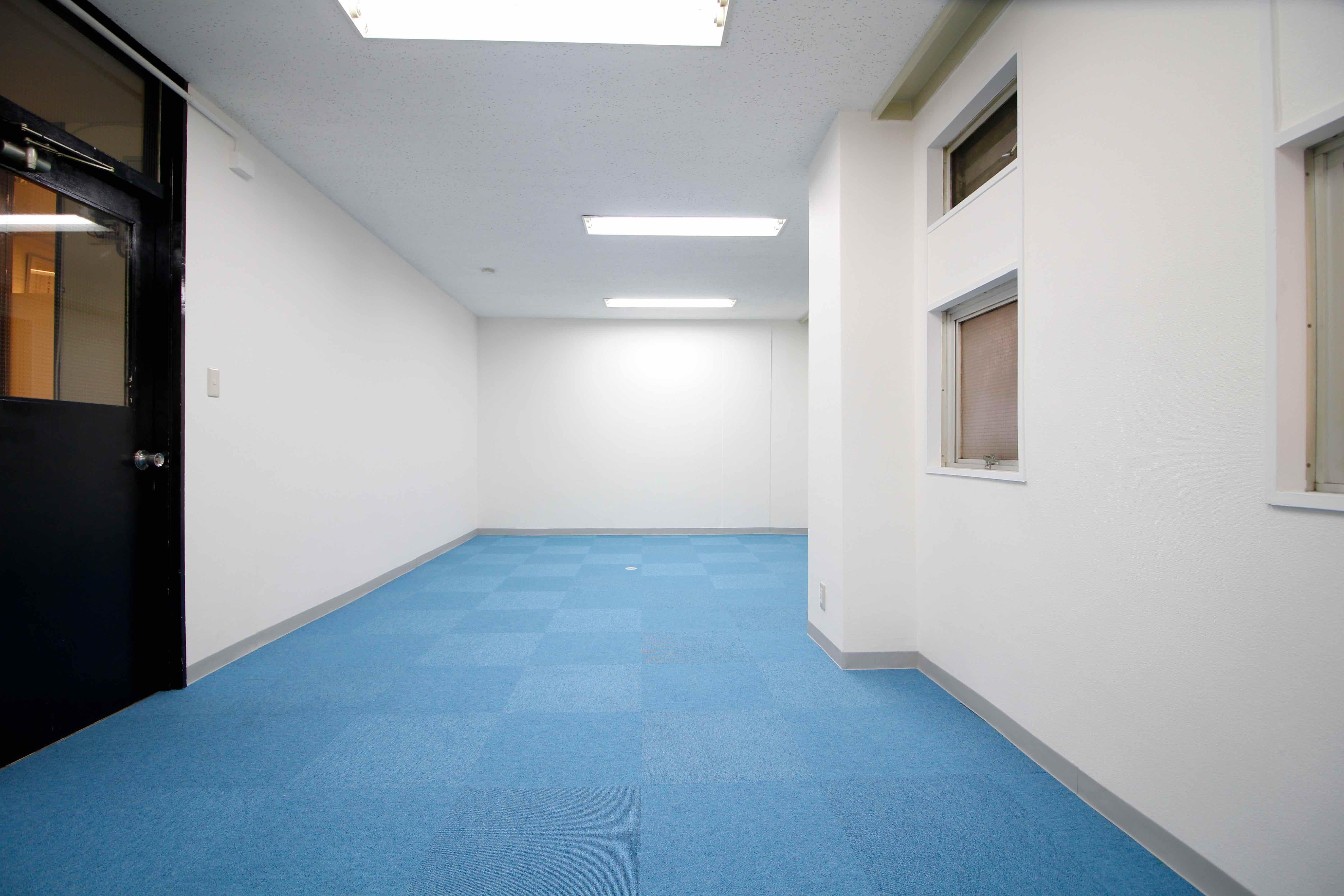 こぢんまりとしていて作業が捗りそう(305号室)