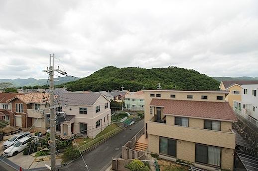 2Fの窓から北区の山並み