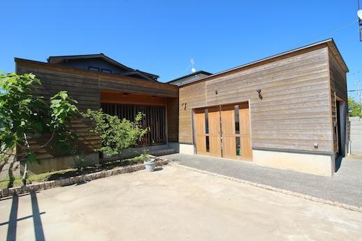 エントランス廻り。板張りの水平ラインに魅せられます