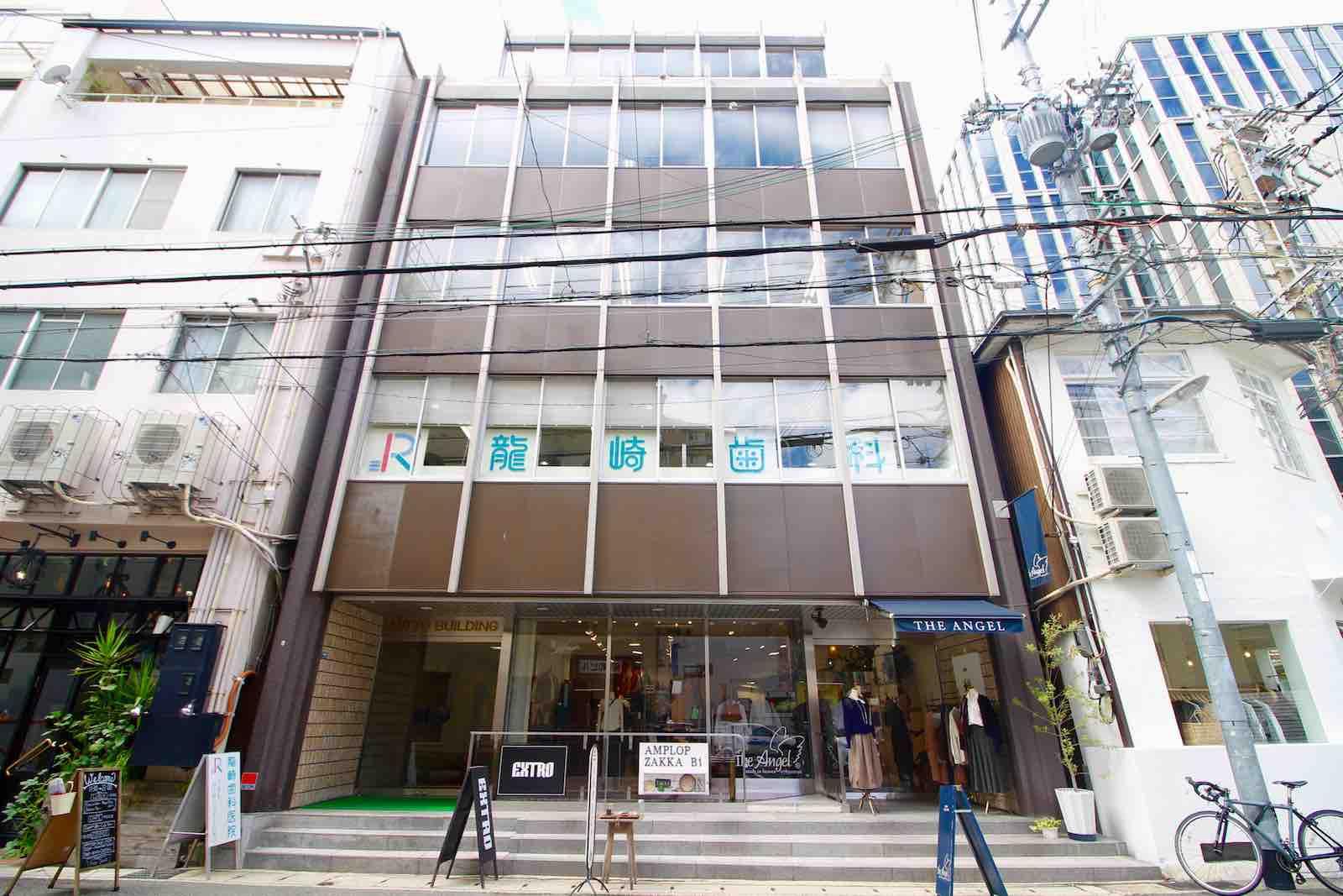 人通りの多い乙仲通りの渋ビル