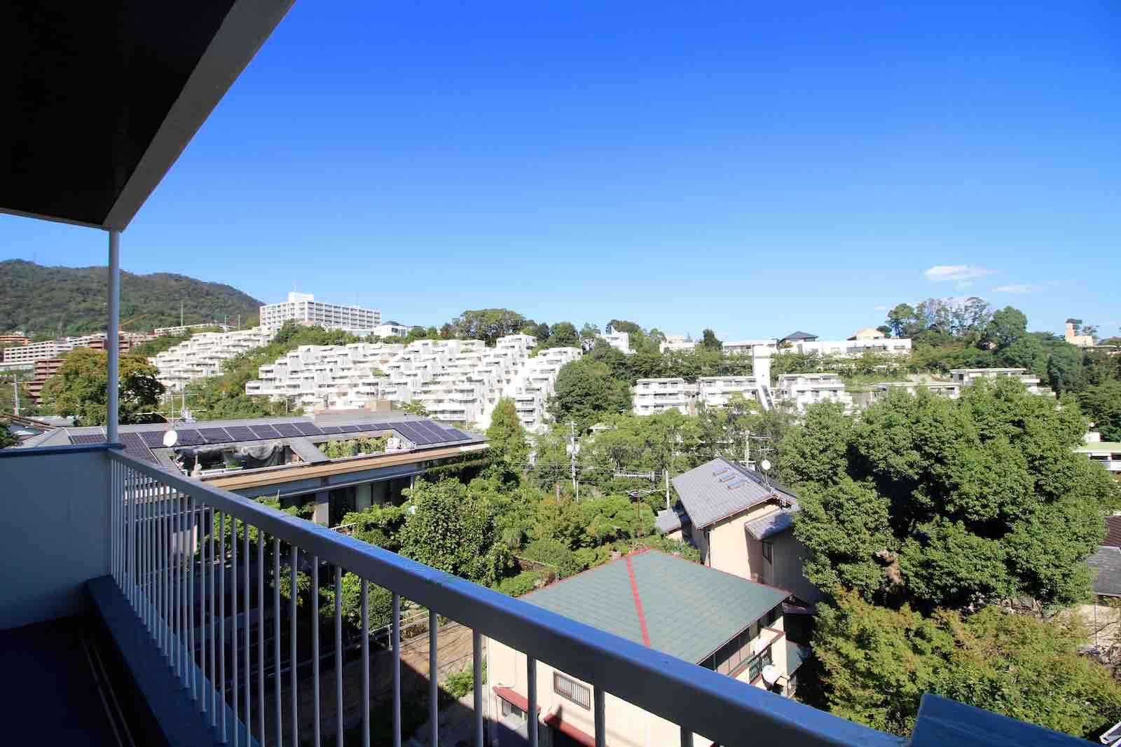 東側バルコニーからは川沿い並木と山