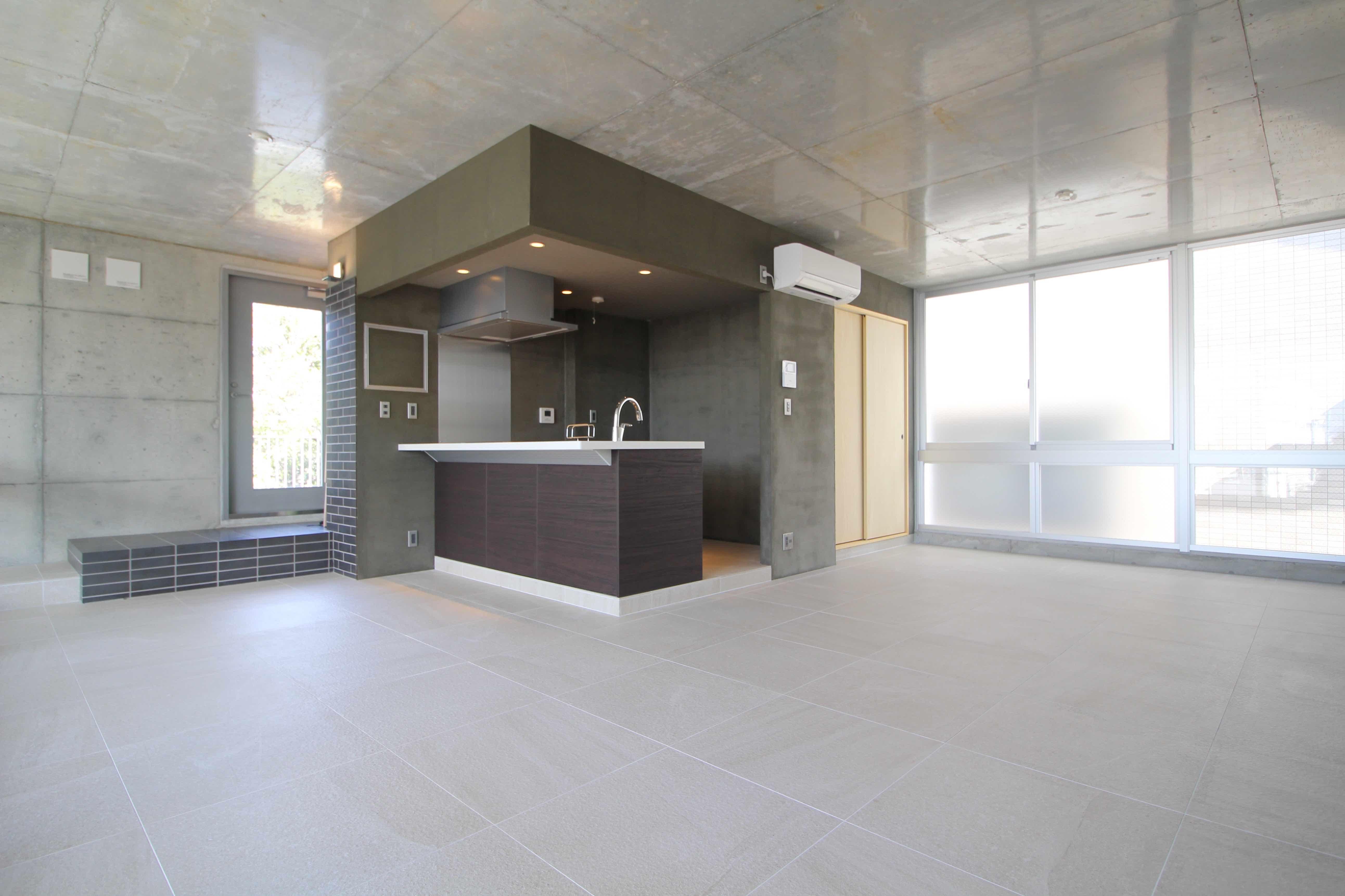 シンプルながら表情のある素材を多用し、建具は木製であたたかみも感じる