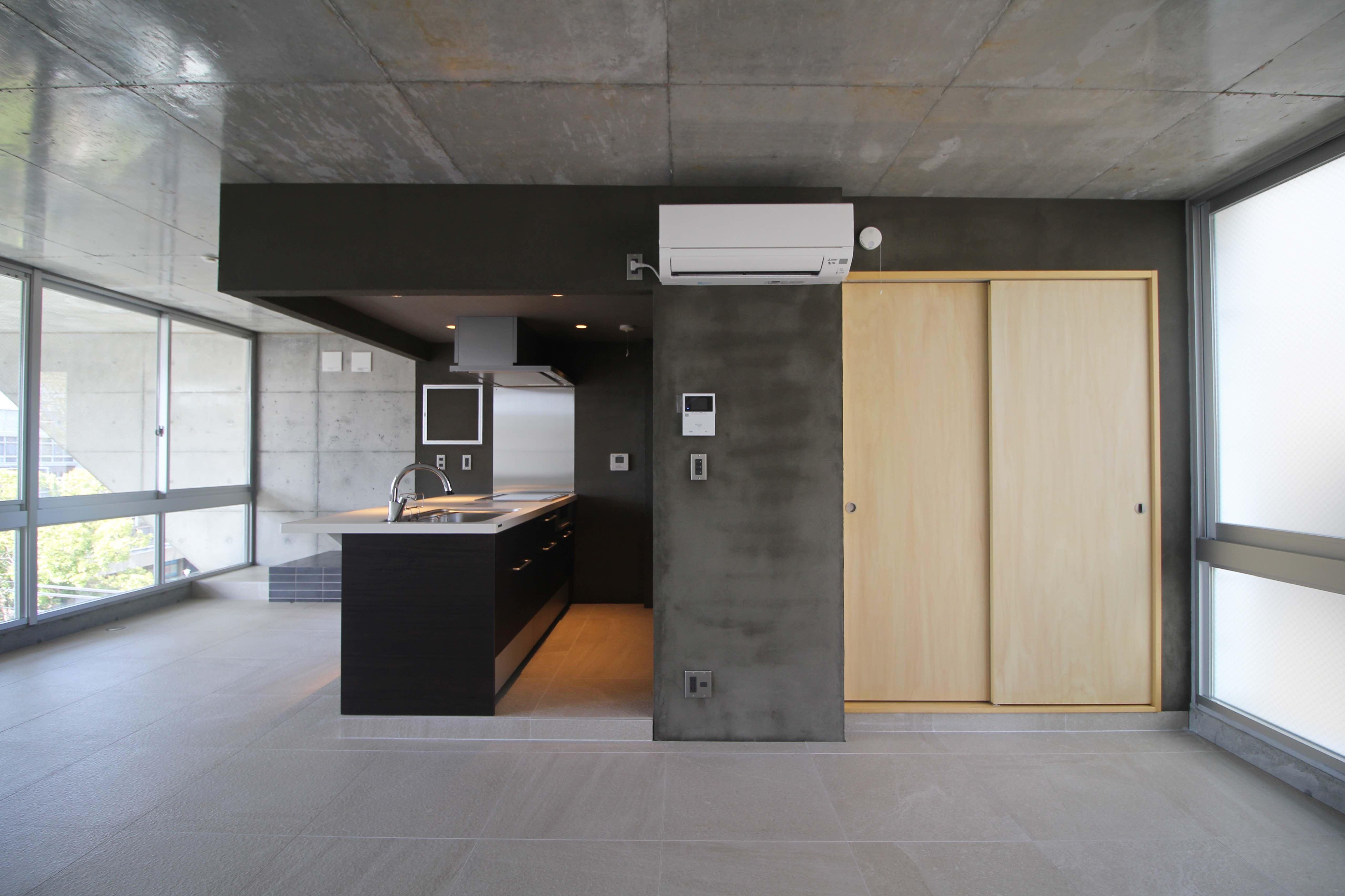 シンプルながら表情のある素材を多用し、建具は木製であたたかみも感じる