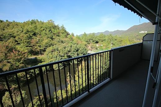 目の前は池、遠くに山並み