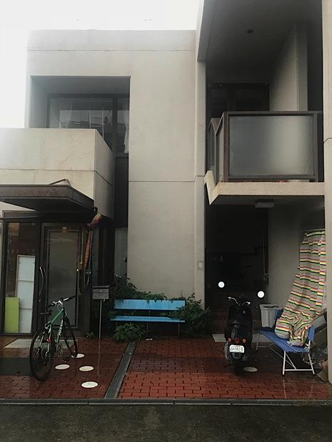 川側より、建物正面はこんな感じです。