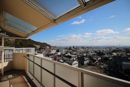 メインバルコニーだけかと思いきや、写真奥のルーフバルコニーの姿を発見!