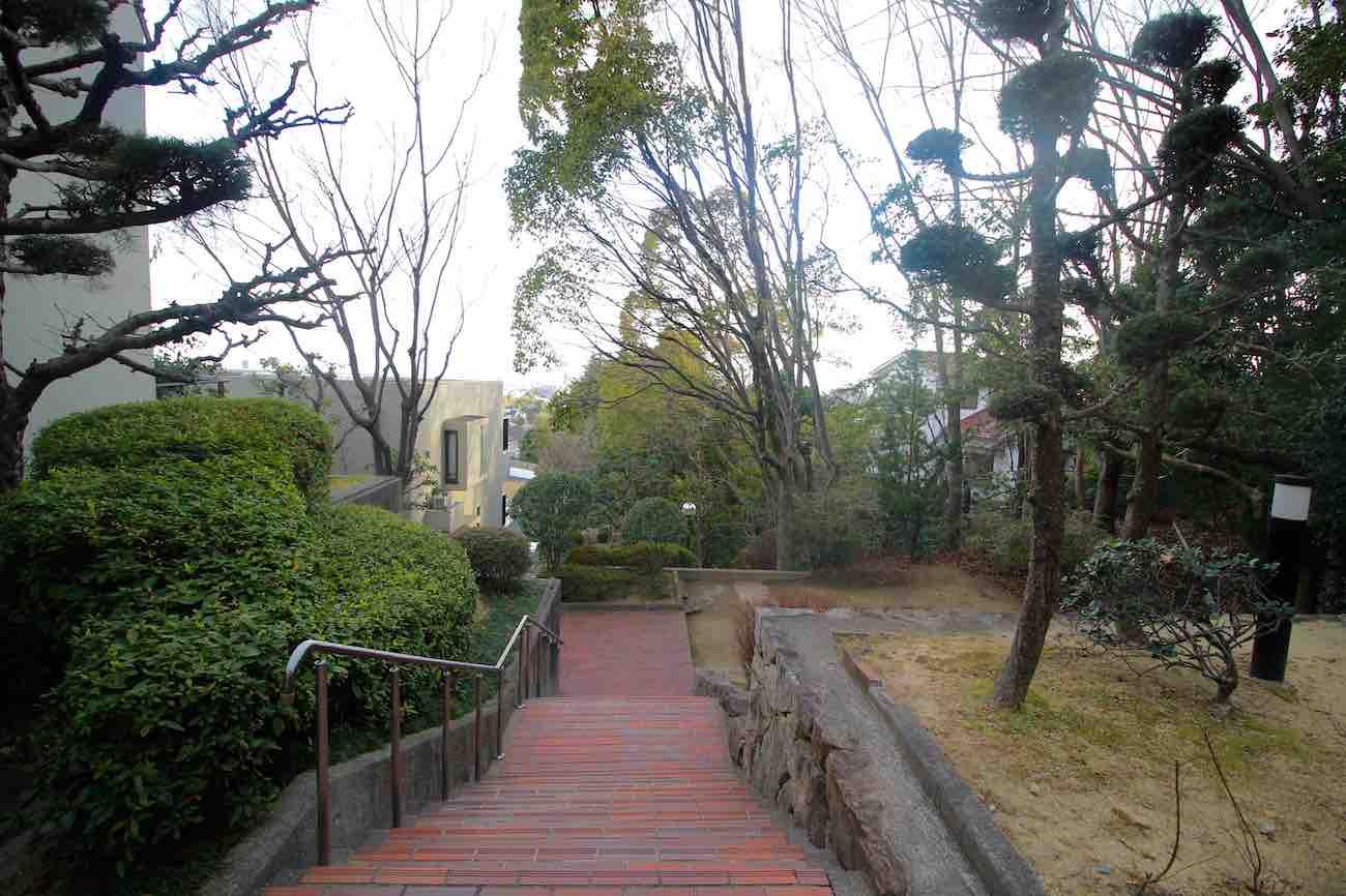 溢れんばかりの樹木に囲まれた敷地内中庭