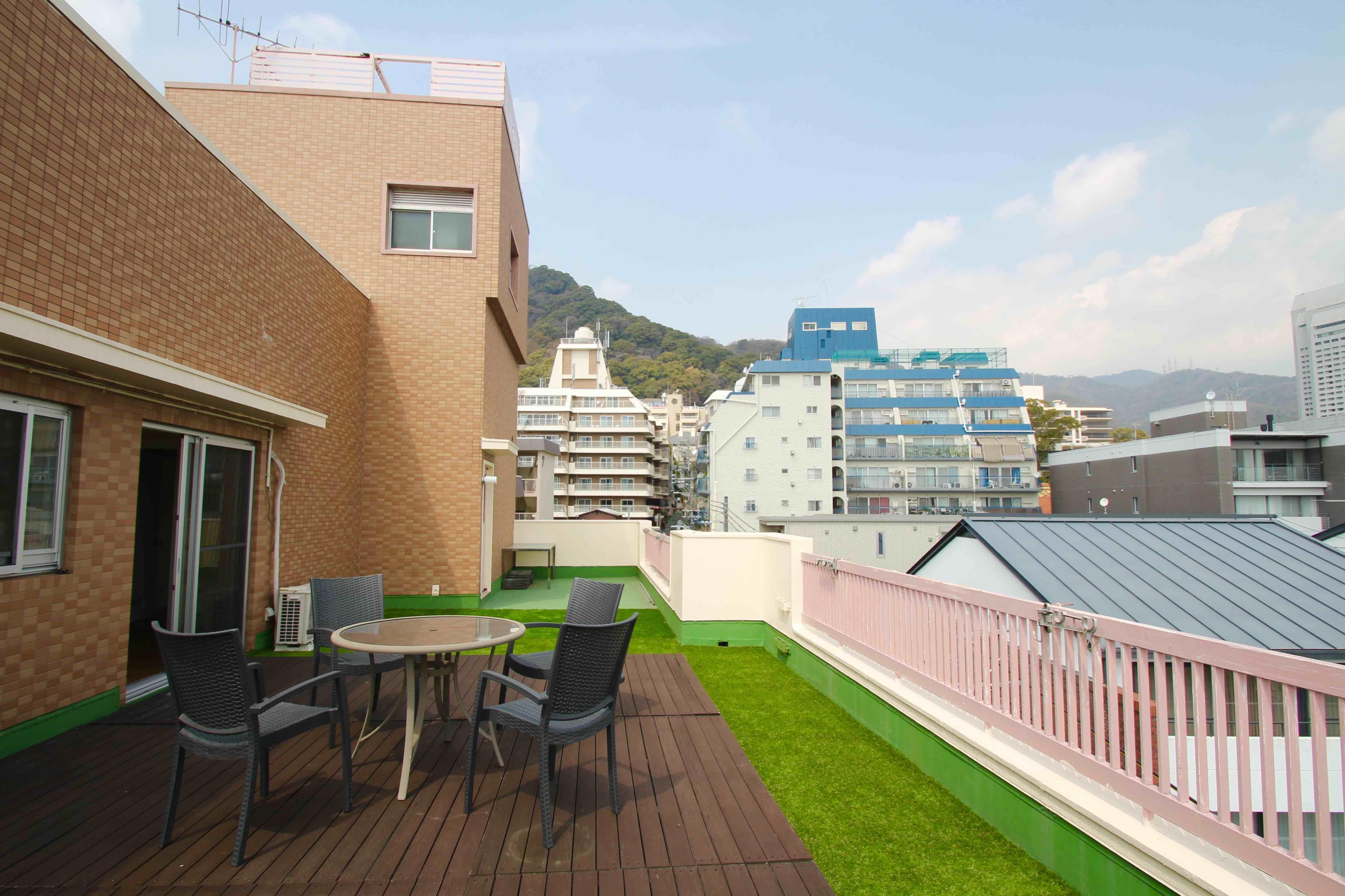 広い!ルーフバルコニーから山も見えます