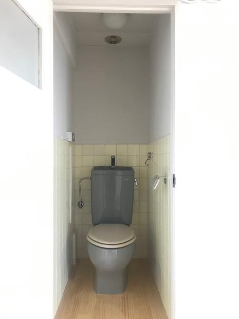 トイレも無垢床材仕上げ