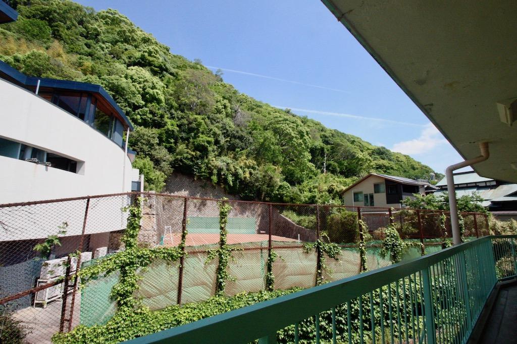 すぐ裏に迫る六甲山