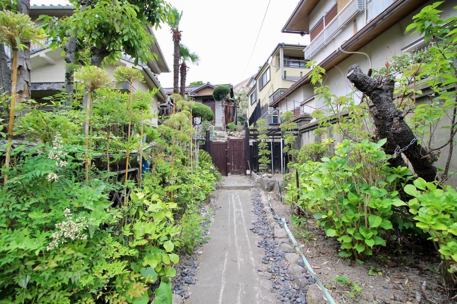 風情のある細い路地坂のアプローチの先に本物件