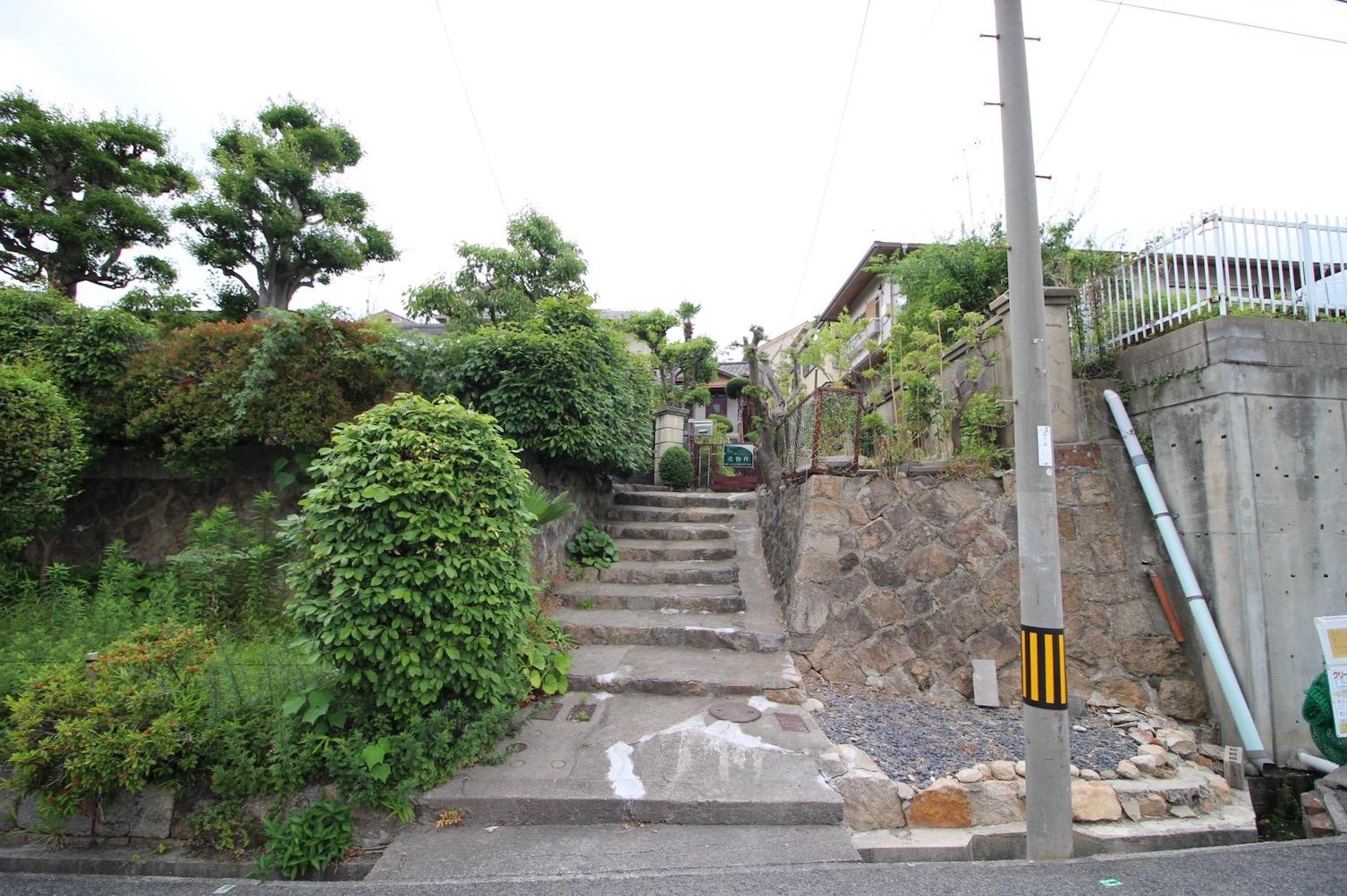 この石垣の階段の先に本物件