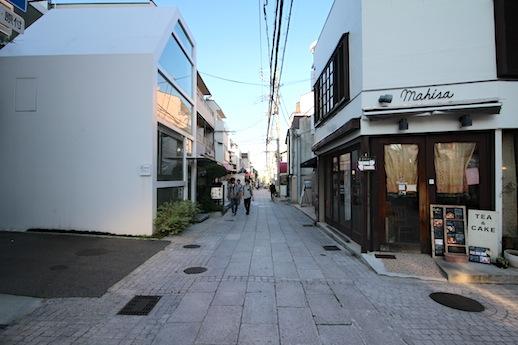 南側前面道路。石畳沿いに店舗が建ち並ぶエリア