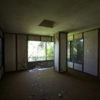 神戸市垂水区塩屋町の売買物件/1階北西洋室。内装はボロボロ