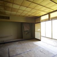 神戸市垂水区塩屋町の売買物件/1階和室。床はところどころ抜けそうな状態でカビだらけ