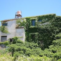 神戸市垂水区塩屋町の売買物件/西側ファサード。屋上をちゃんと整備したら最高だろうな