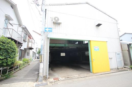 入口扉を開ければ車も突っ込める